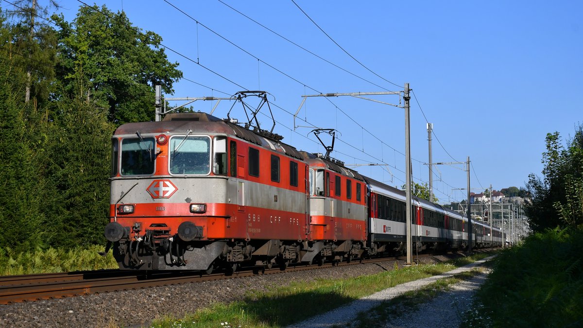 Re 4/4 II 11108 und 11109 mit dem IR37 (2278) von Zürich HB nach Basel, aufgenommen kurz nach 18:30 Uhr zwischen Lenzburg und Rupperswil am 21.08.2020.