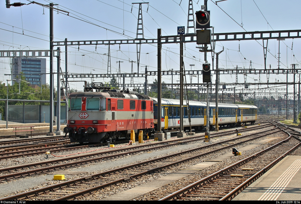 Re 4/4 II 11108 (420 108-3) SBB, in ehemaliger  Swiss Express -Farbgebung, ist mit drei Einheitswagen I (Wagen für NPZ) der SBB im Bahnhof Biel/Bienne (CH) abgestellt.
Bild durchlief die Selbstfreischaltung (inhaltliche Korrektur).
[24.7.2019 | 12:14 Uhr]