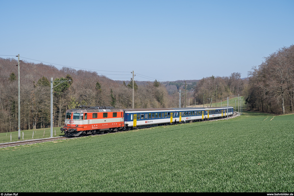 Re 4/4 II 11108 bringt am 29. März 2019 einen Extrazug für Militärangehörige, bestehend aus einem HVZ-Pendel der Regio-S-Bahn Basel, von Basel nach Bure. Hier zu sehen auf der ausschliesslich Militärtransporten dienenden Strecke Courtemaîche - Bure. 