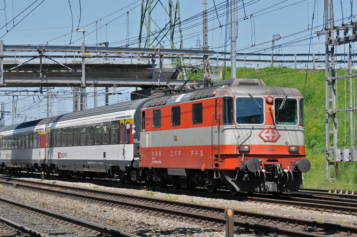 Re 4/4 II 11108 durchfährt den Bahnhof Muttenz. Die Aufnahme stammt vom 29.05.2017.