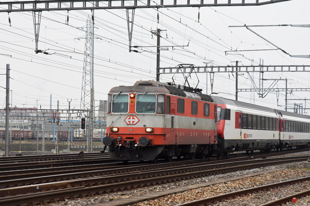 Re 4/4 II 11108 durchfährt den Bahnhof Muttenz. Die Aufnahme stammt vom 29.12.2018.