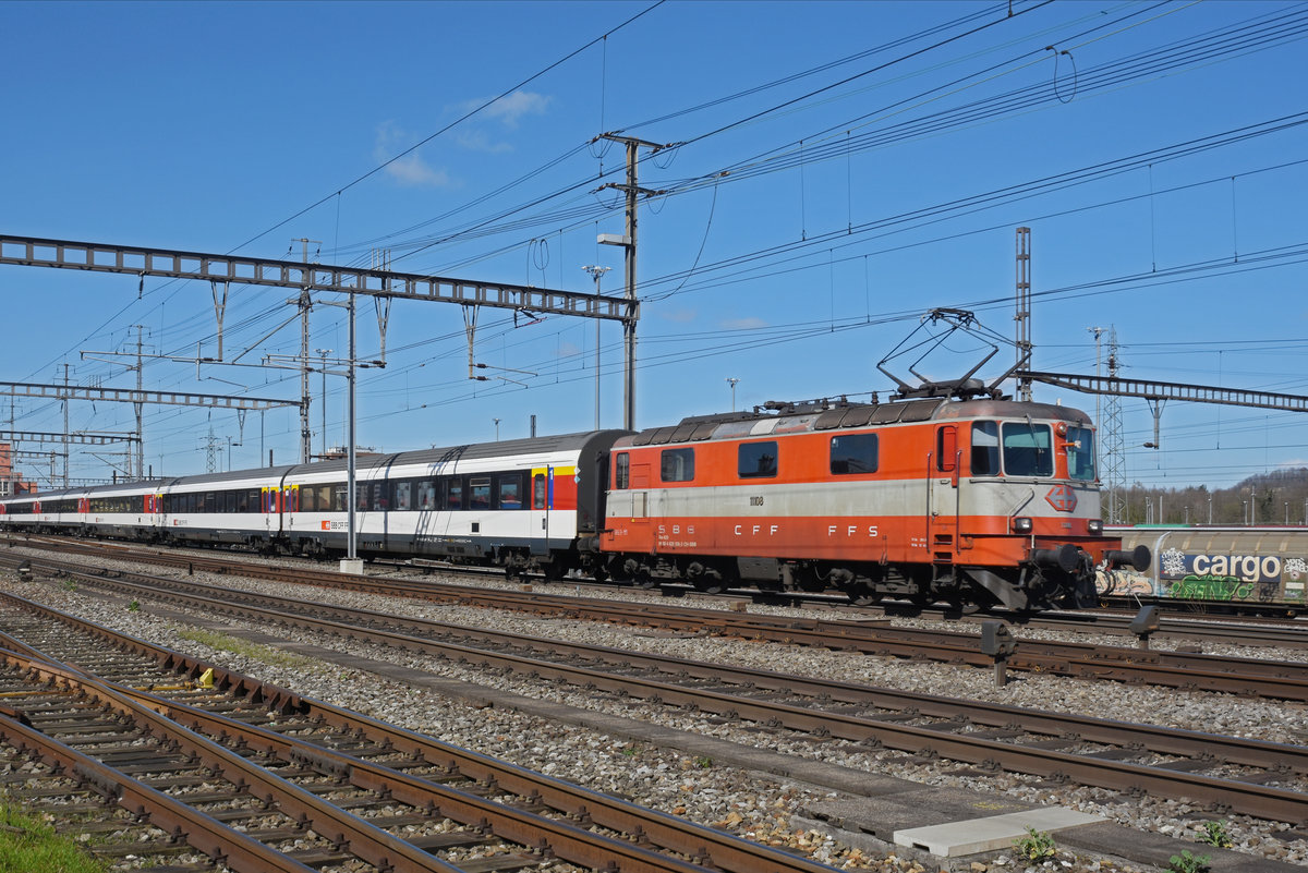 Re 4/4 II 11108 durchfährt den Bahnhof Muttenz. Die Aufnahme stammt vom 13.03.2020.