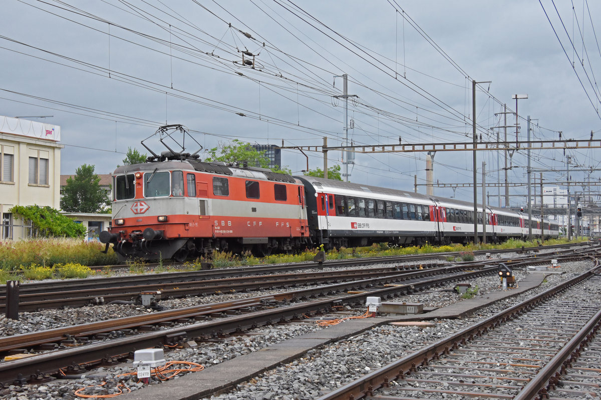 Re 4/4 II 11108 durchfährt den Bahnhof Pratteln. Die Aufnahme stammt vom 14.06.2020.