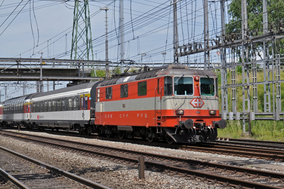 Re 4/4 II 11108 durchfährt den Bahnhof Muttenz. Die Aufnahme stammt vom 12.06.2015.