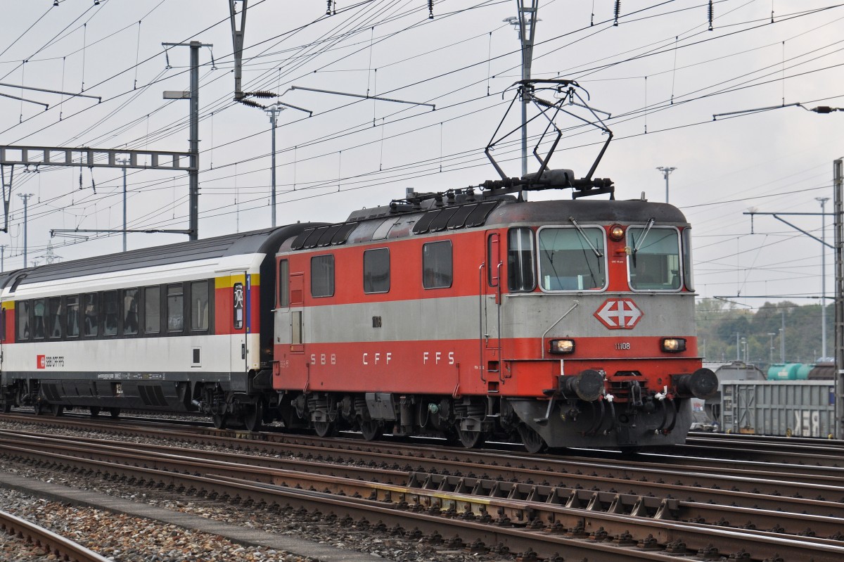 Re 4/4 II 11108 durchfährt den Bahnhof Muttenz. Die Aufnahme stammt vom 14.10.2015.