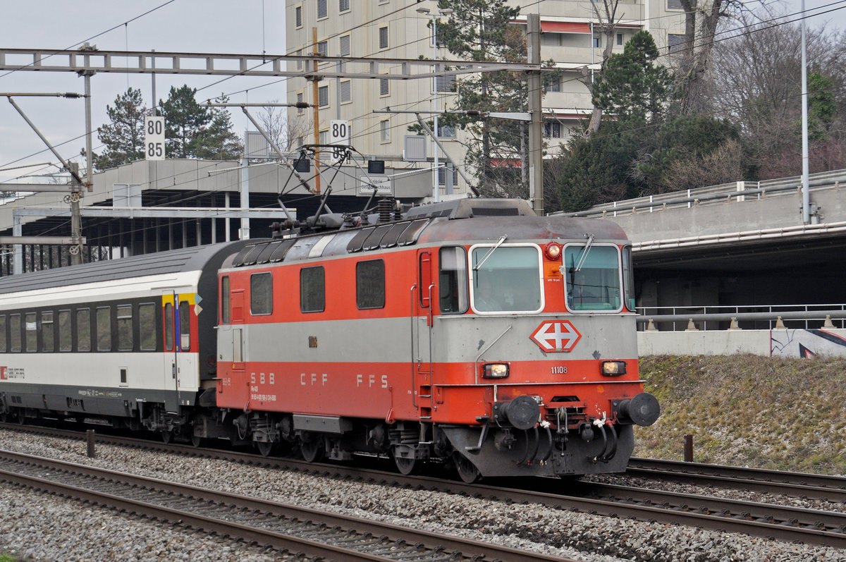 Re 4/4 II 11108 fährt Richtung Bahnhof Muttenz. Die Aufnahme stammt vom 15.01.2018.