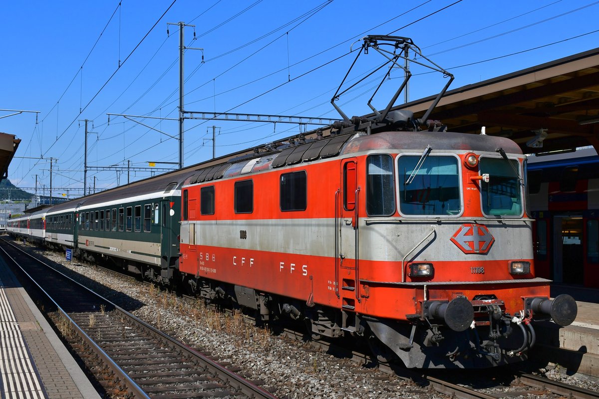 Re 4/4 II 11108 mit IR 1978 nach Basel SBB beim Halt in Brugg AG am 25.06.2020.