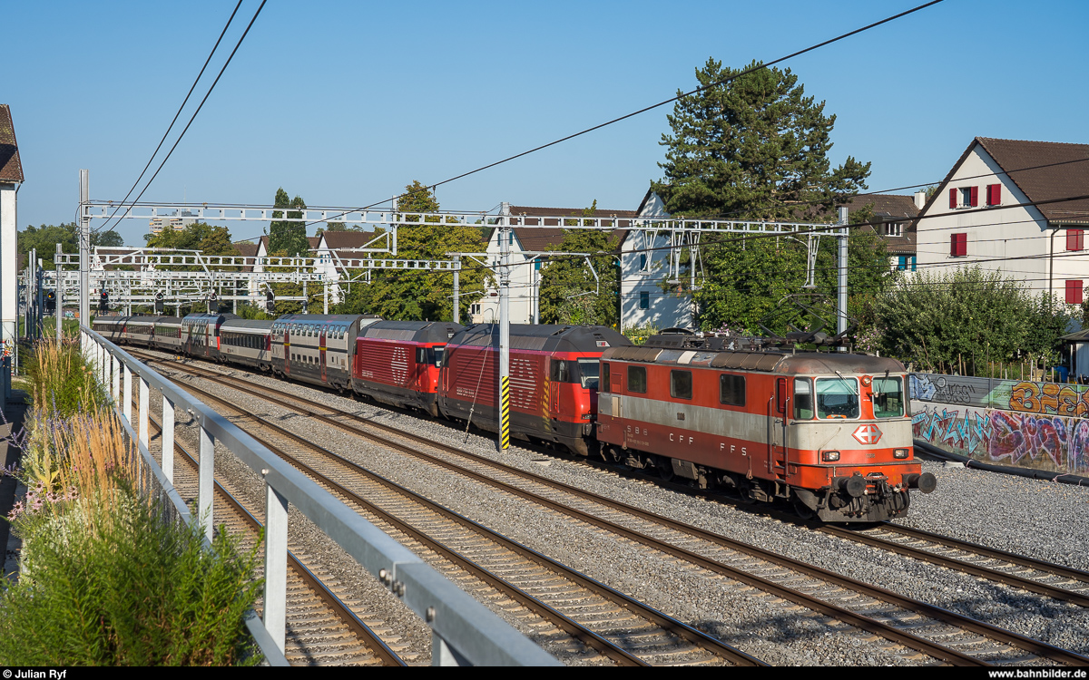 Re 4/4 II 11108 mit Leichenzug Bern - Zürich Vorbahnhof am 30. Juli 2020 in Bern.