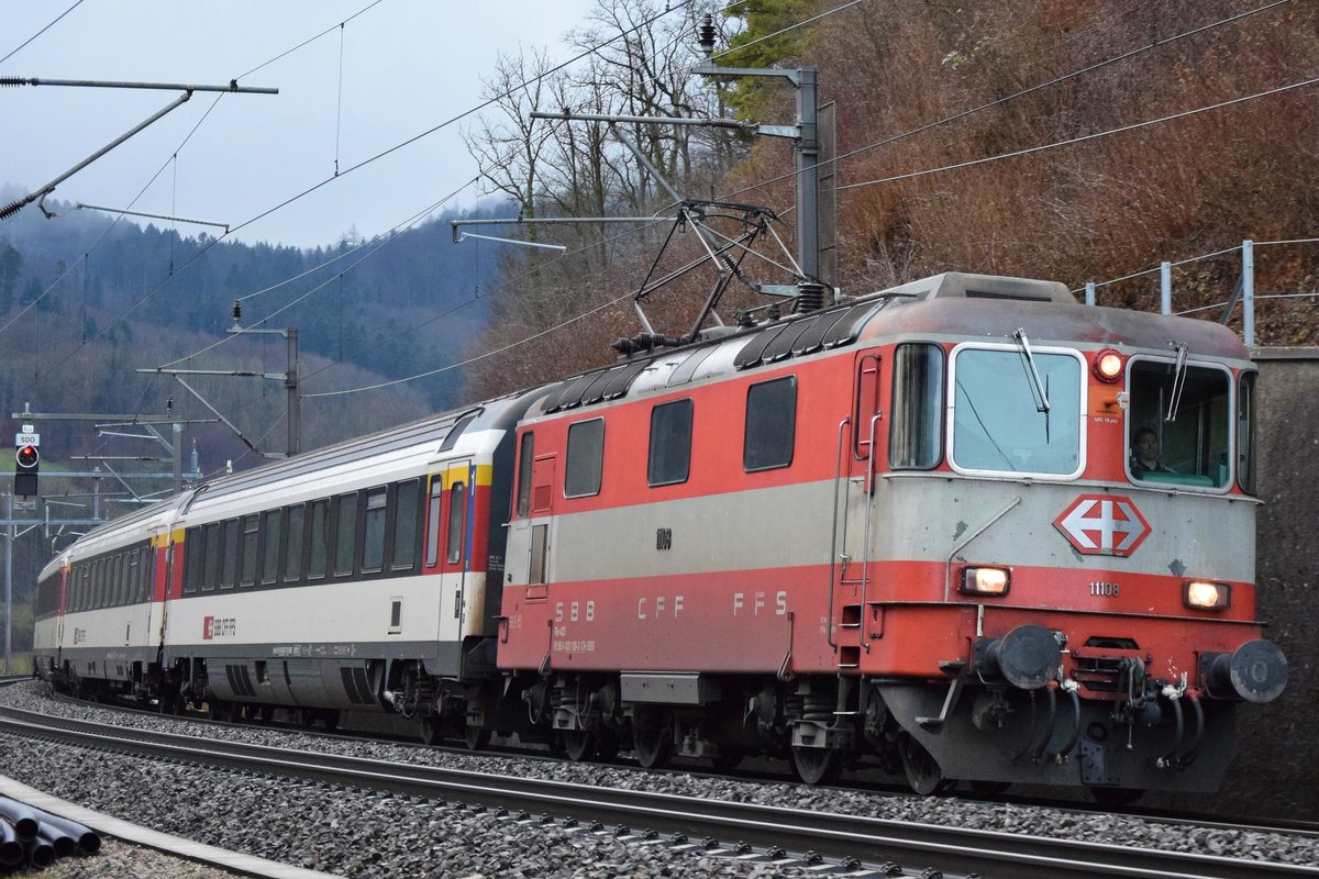 Re 4/4 II 11108 zieht am 27.12.2019 einen IR nach Zürich HB bei Schinznach-Dorf in Richtung Brugg AG.