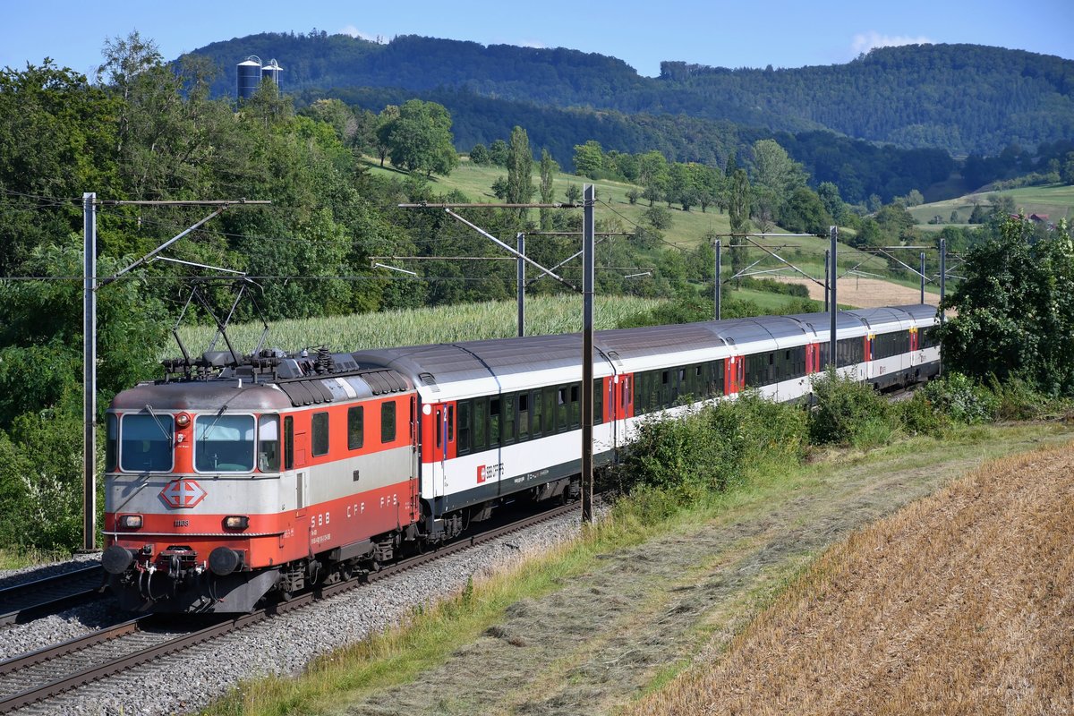 Re 4/4 II 11108 zieht den Interregio 30178 von Zürich HB nach Basel SBB, aufgenommen kurz vor Hornussen um 17:13 Uhr am 25.07.2020.