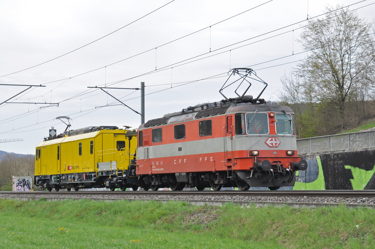 Re 4/4 II 11108, zusammen mit dem Xem 99 85 9181 007-7, fahren Richtung Bahnhof Sissach. Die Aufnahme stammt vom 14.04.2018.