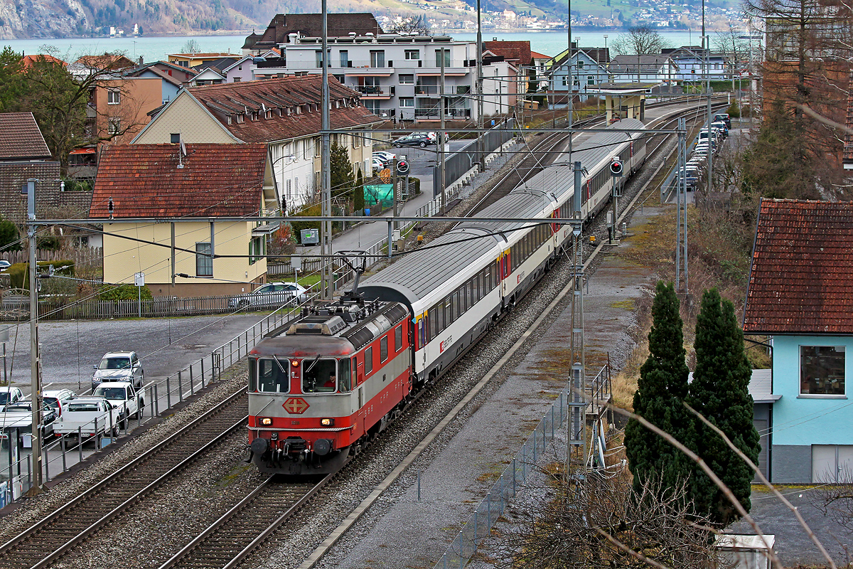 Re 4/4 II 11109 braust mit dem Ic von Chur nach Zürich HB bei Mühlehorn vorbei.Bild vom 16.1.2015

