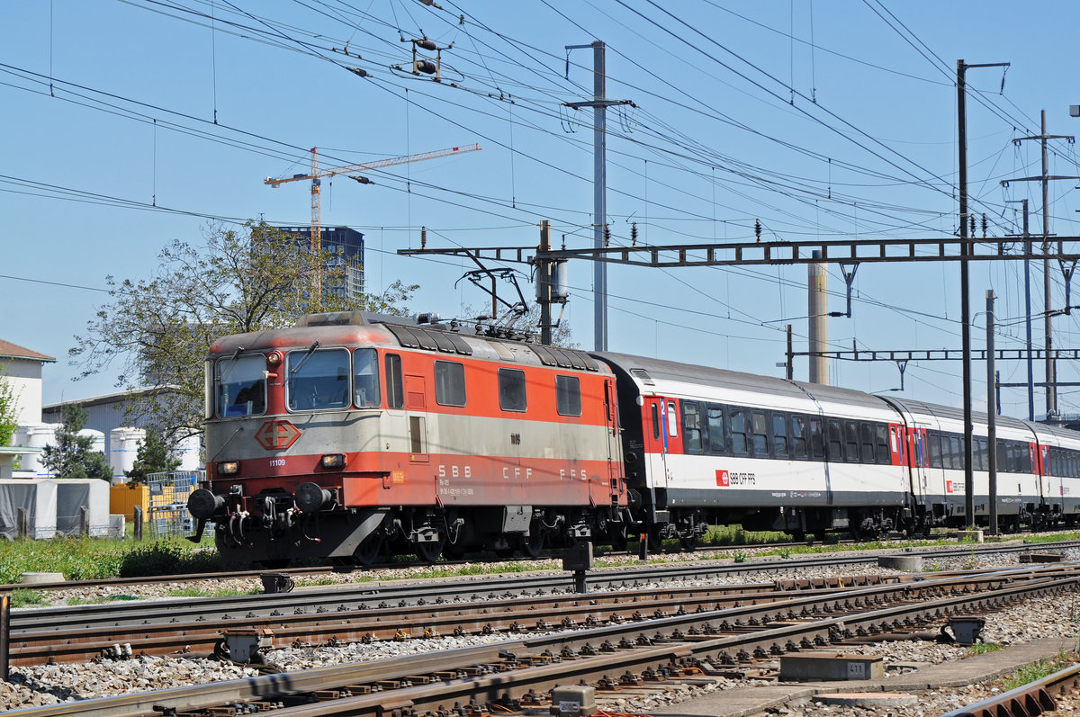 Re 4/4 II 11109 durchfährt den Bahnhof Pratteln. Die Aufnahme stammt vom 29.04.2017.