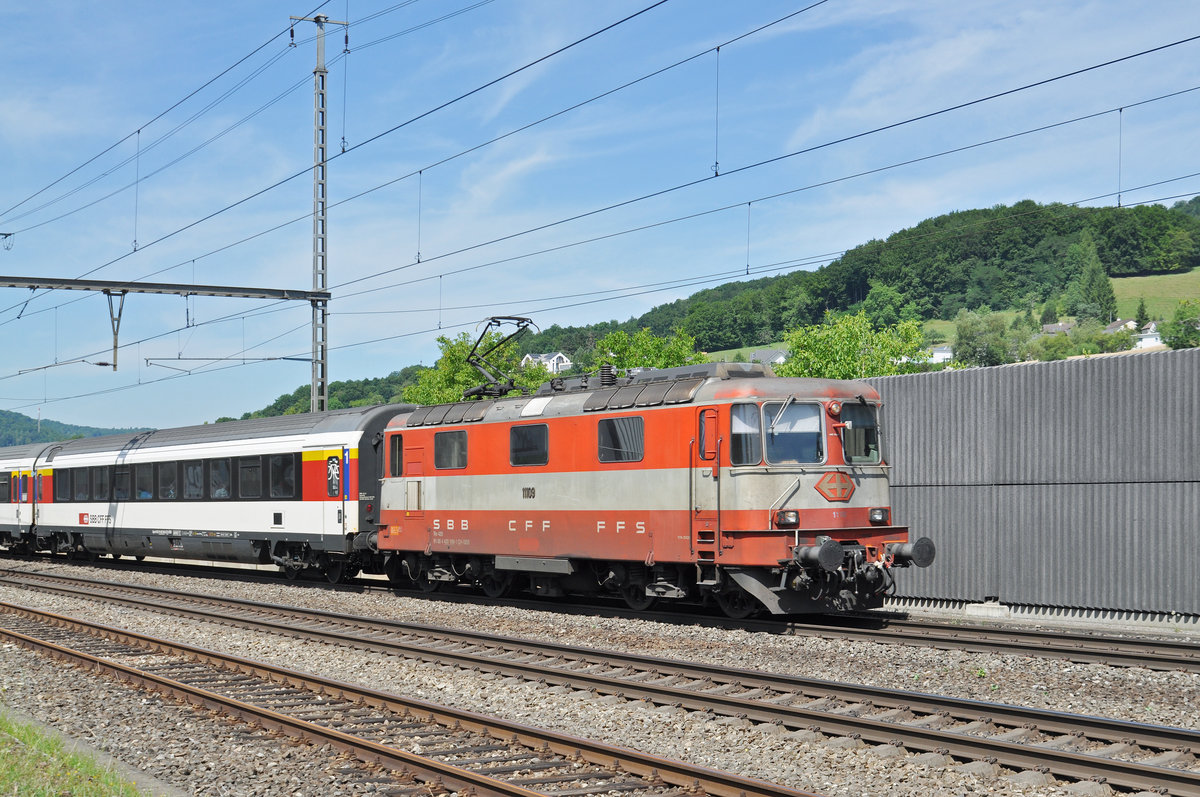 Re 4/4 II 11109 durchfährt den Bahnhof Gelterkinden. Die Aufnahme stammt vom 05.07.2017.