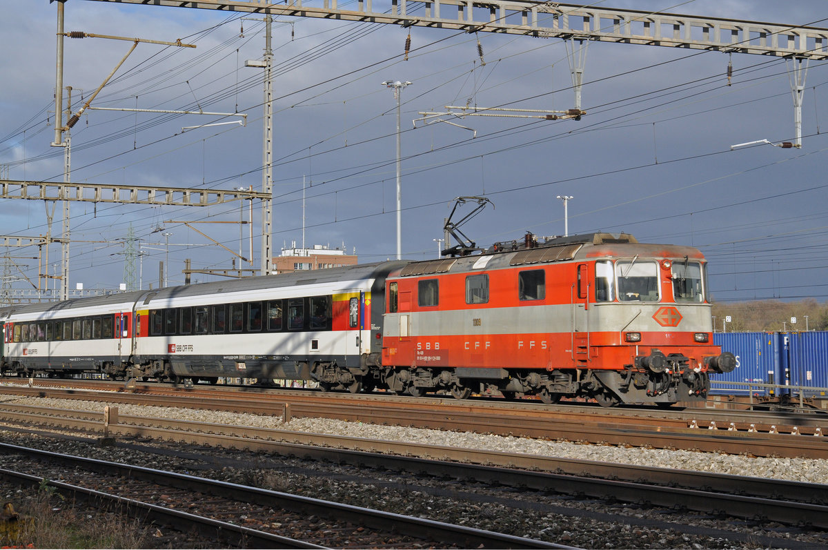 Re 4/4 II 11109 durchfährt den Bahnhof Muttenz. Die Aufnahme stammt vom 02.01.2018.