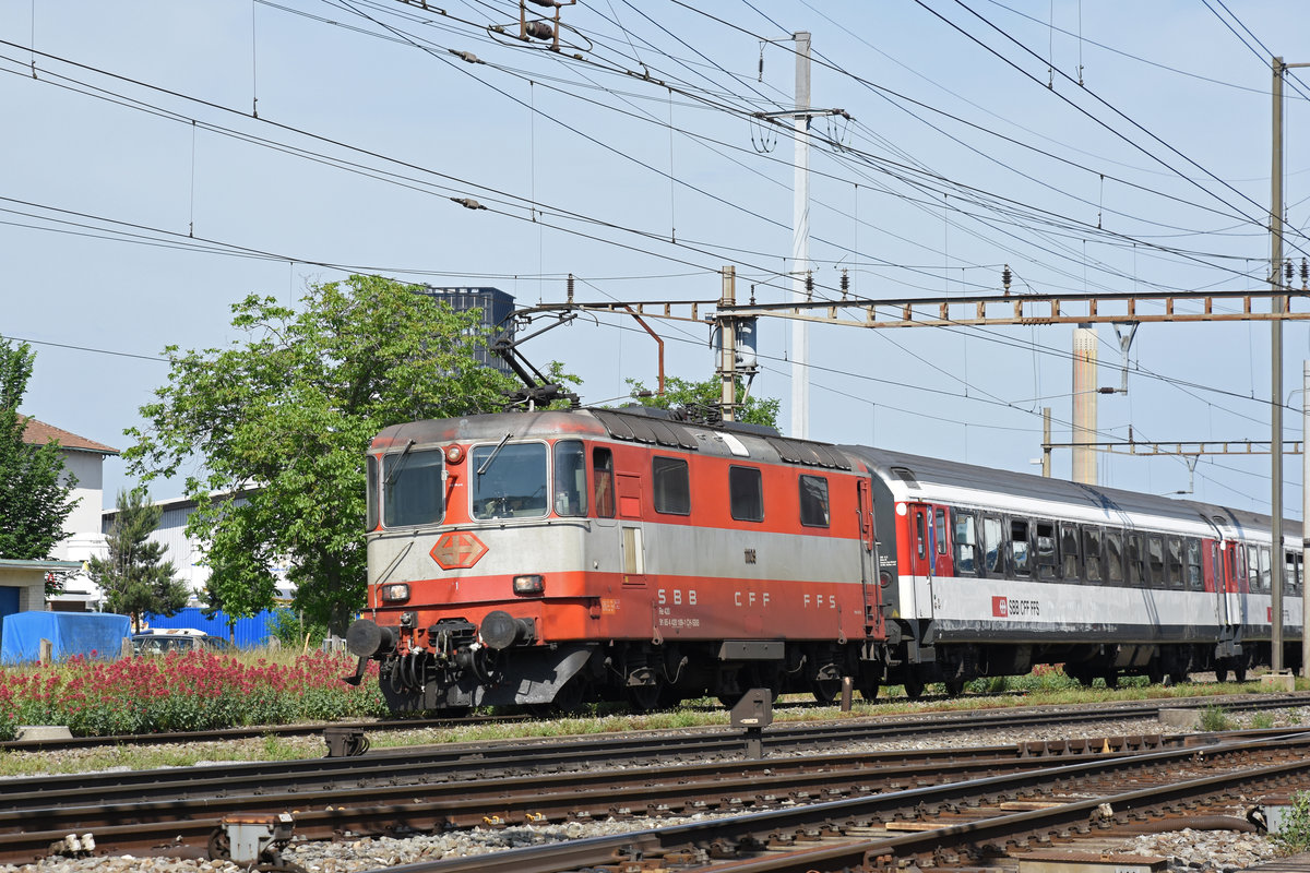 Re 4/4 II 11109 durchfährt den Bahnhof Pratteln. Die Aufnahme stammt vom 27.05.2018.