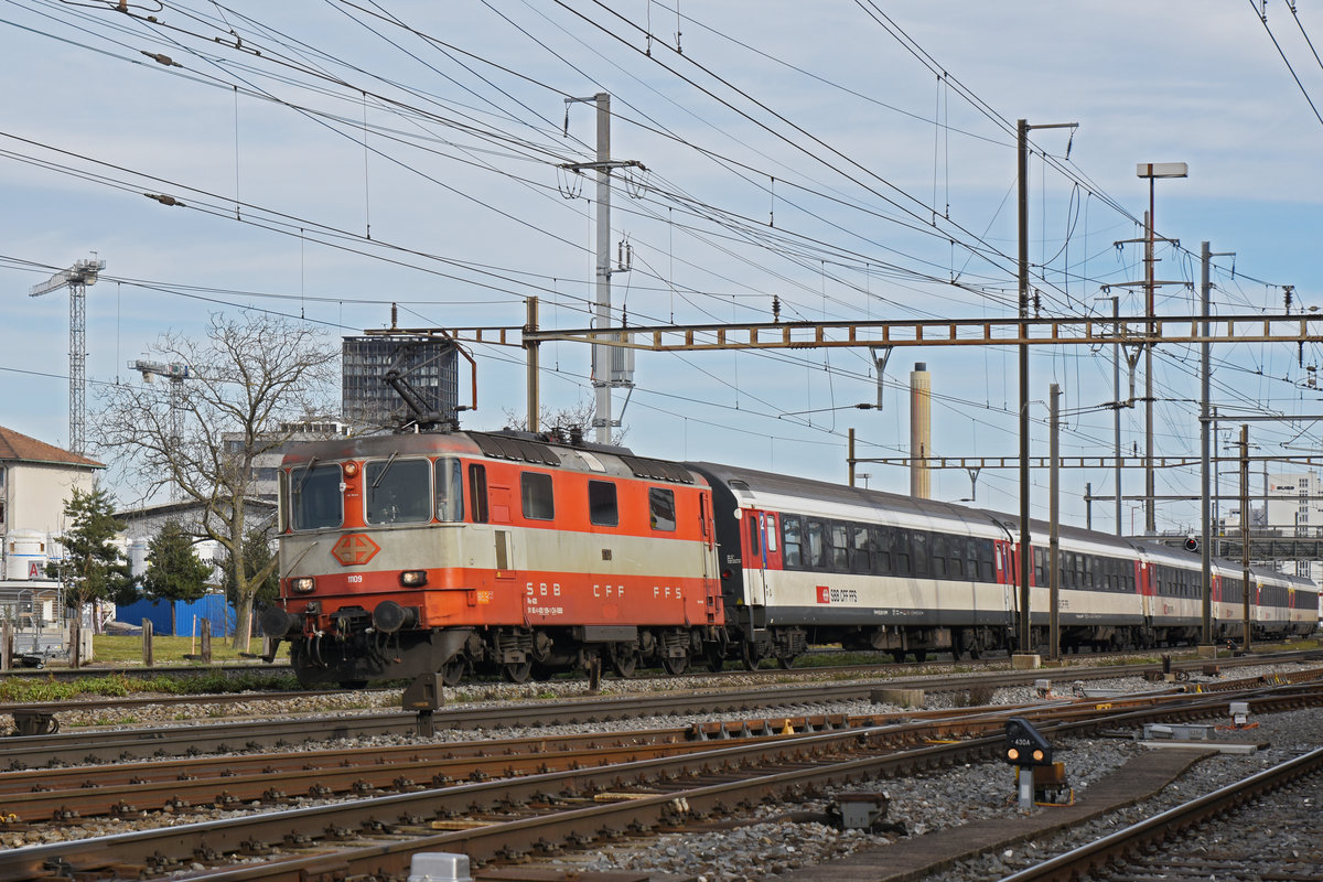 Re 4/4 II 11109 durchfährt den Bahnhof Pratteln. Die Aufnahme stammt vom 09.02.2020.
