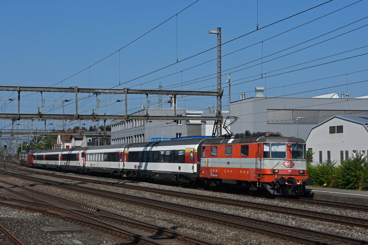 Re 4/4 II 11109 durchfährt den Bahnhof Rupperswil. Die Aufnahme stammt vom 25.07.2022. 