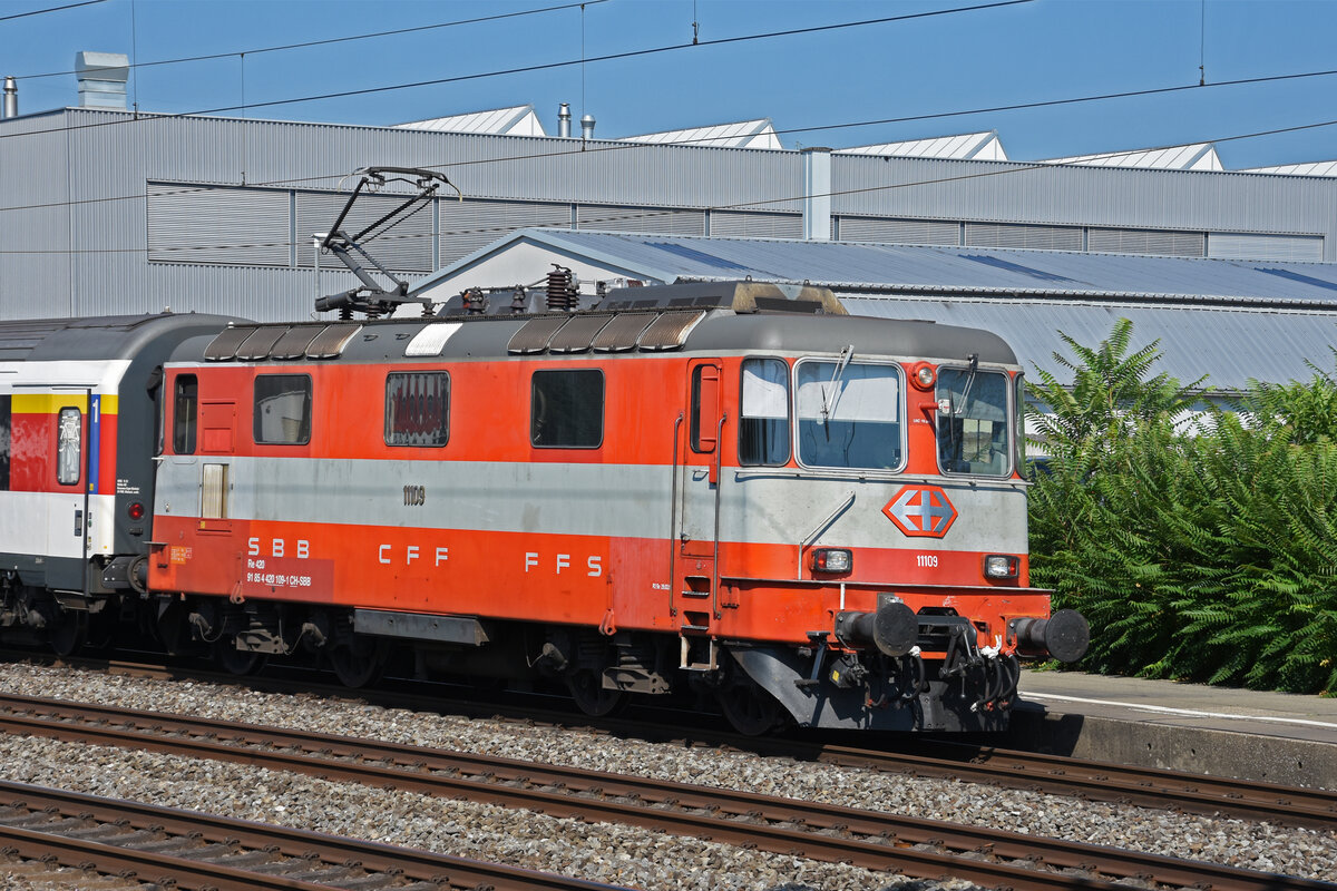 Re 4/4 II 11109 durchfährt den Bahnhof Rupperswil. Die Aufnahme stammt vom 25.07.2022.