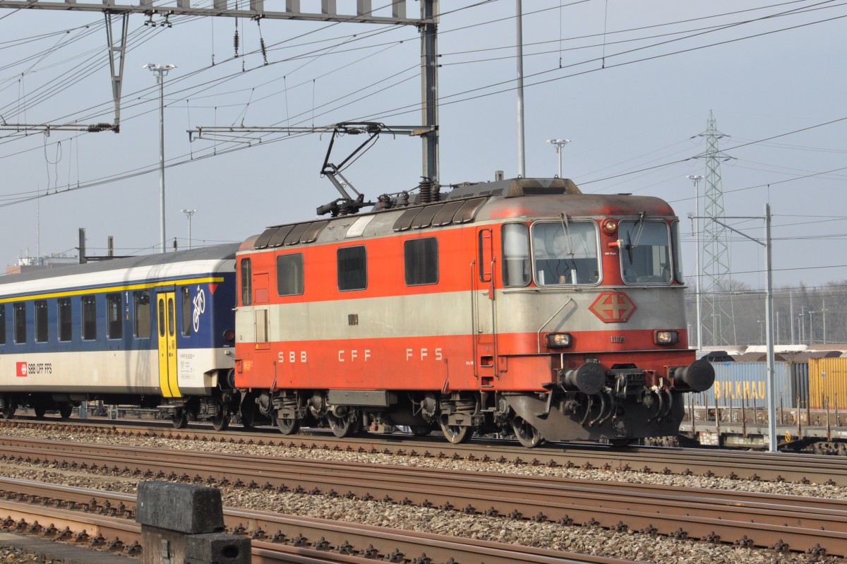 Re 4/4 II 11109 durchfährt den Bahnhof Muttenz. Die Aufnahme stammt vom 16.02.2015.