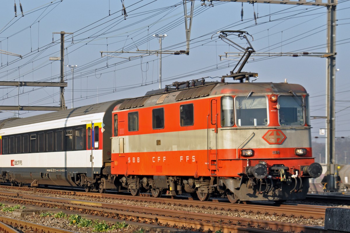 Re 4/4 II 11109 durchfährt den Bahnhof Muttenz. Die Aufnahme stammt vom 30.12.2015.