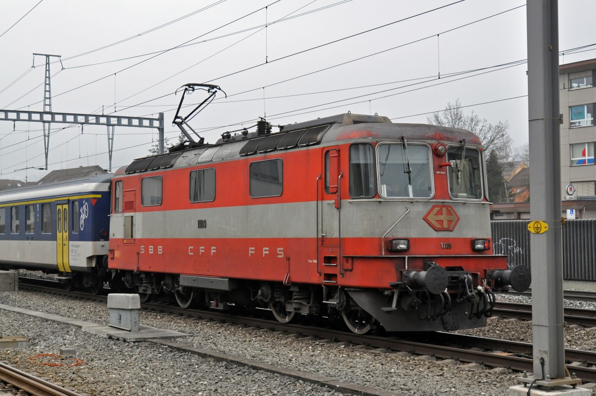 Re 4/4 II 11109 fährt beim Bahnhof Sissach ein. Die Aufnahme stammt vom 17.02.2015.