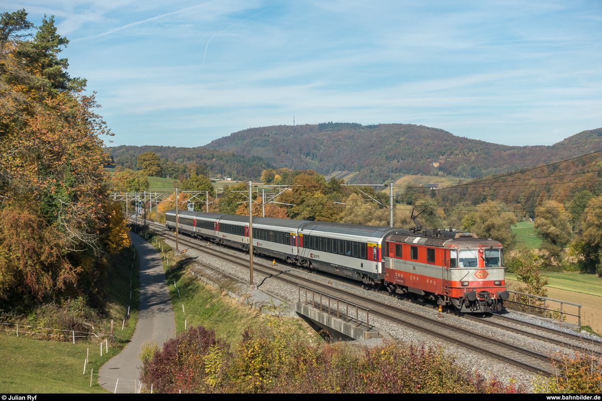 Re 4/4 II 11109 mit IR Basel - Zürich am 25. Oktober 2018 bei Zeihen.
