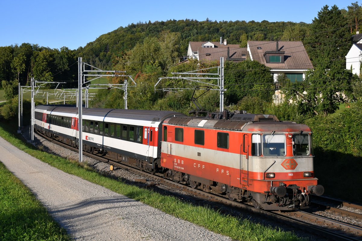 Re 4/4 II 11109 mit Zug 1982 (IR 36 nach Basel SBB) am Abend des 24.08.2020 in Zeihen AG.