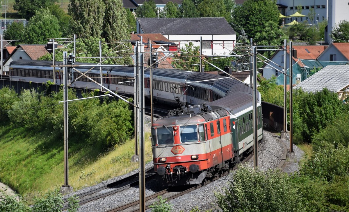 Re 4_4 II 11109 Swiss Express zieht am 30.06.2017 ihren Interregio nach Basel durch Zeihen an der Bözberg Nordrampe.