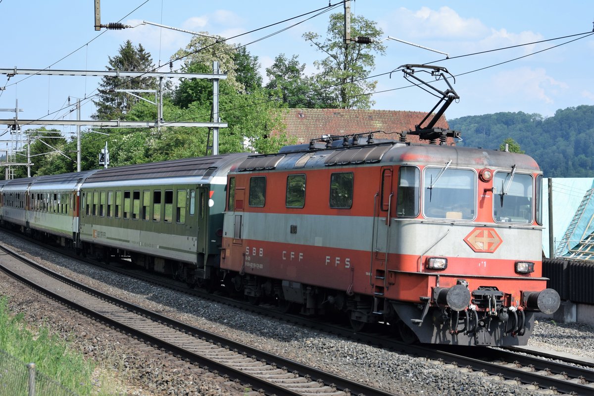 Re 4/4 II 11109  Swiss Express  zieht am Abend des 18.05.2018 ihren Interregio durch Villnachern in Richtung Basel SBB.