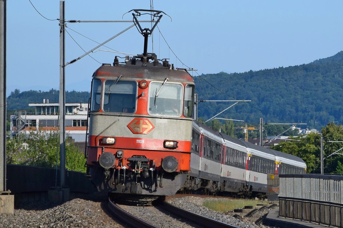 Re 4/4 II 11109 in Swiss Express Lackierung ist am 04.08.2019 mit ihrem Interregio unterwegs zwischen Dietikon und Killwangen-Spreitenbach.