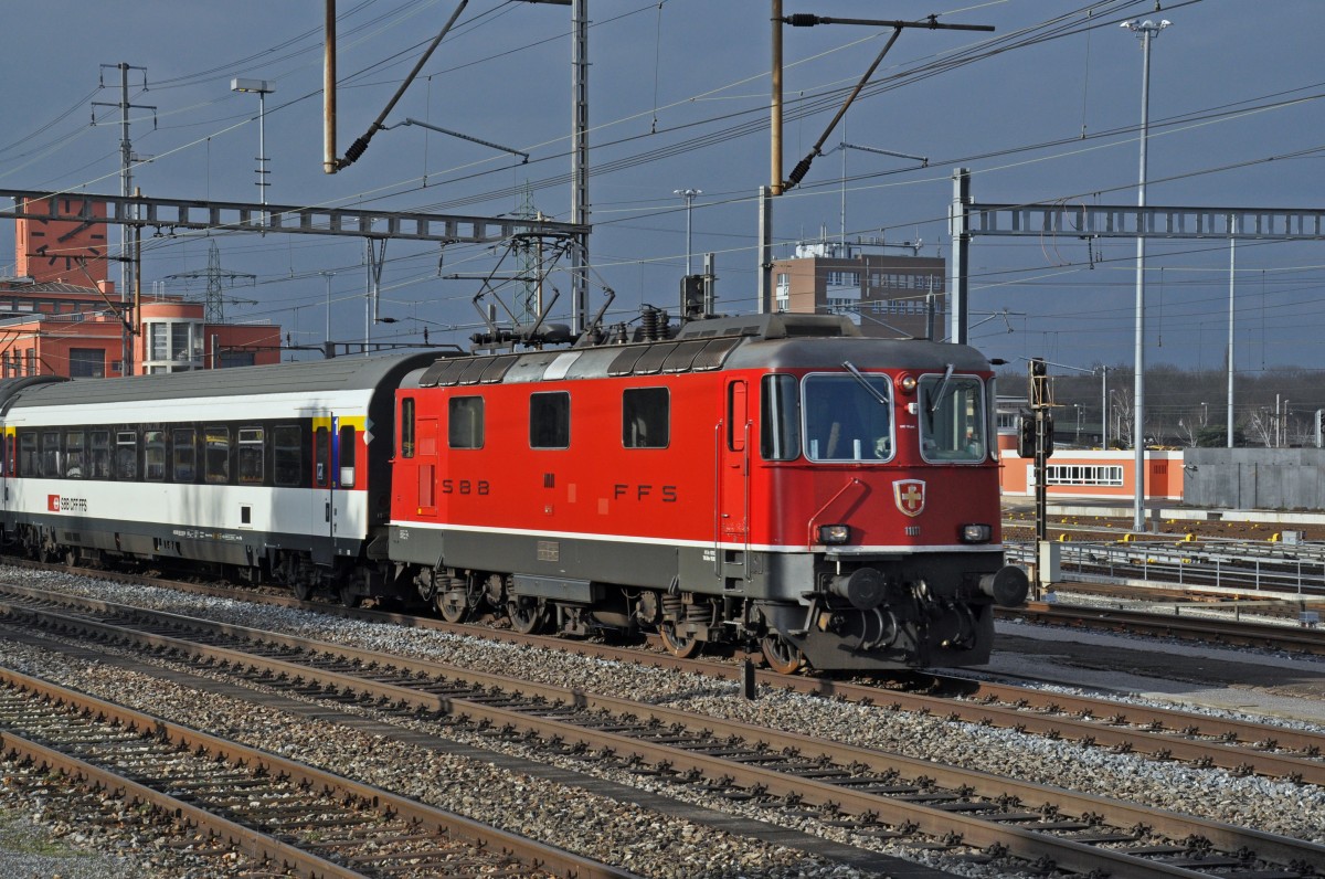 Re 4/4 II 11111 durchfährt den Bahnhof Muttenz. Die Aufnahme stammt vom 07.01.2015.