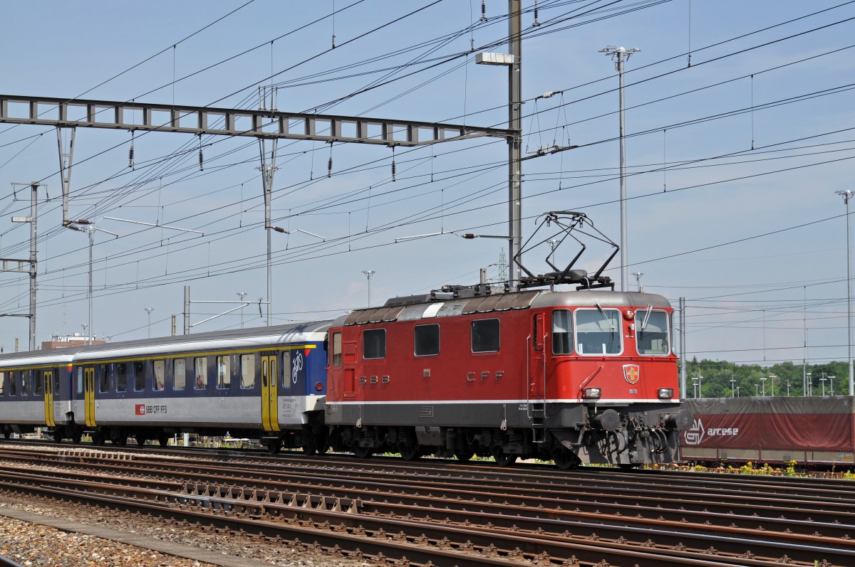Re 4/4 II 11111 durchfährt den Bahnhof Muttenz. Die Aufnahme stammt vom 12.06.2015.