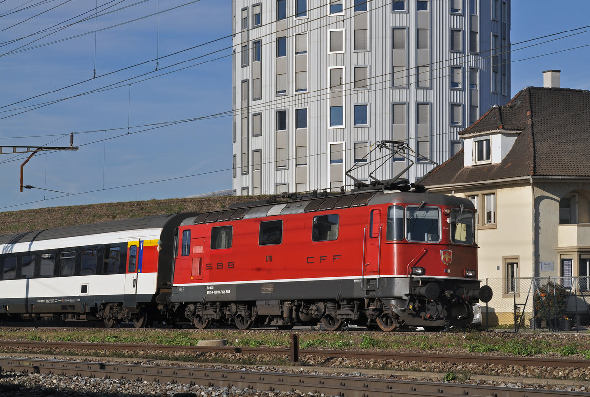 Re 4/4 II 11111 durchfährt den Bahnhof Pratteln. Die Aufnahme stammt vom 08.12.2016.
