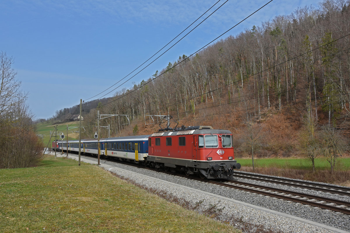 Re 4/4 II 11112, BDt 50 85 82-34 905-8 und die Re 4/4 II 11141 fahren Richtung Bahnhof Gelterkinden. Die Aufnahme stammt vom 26.02.2020.