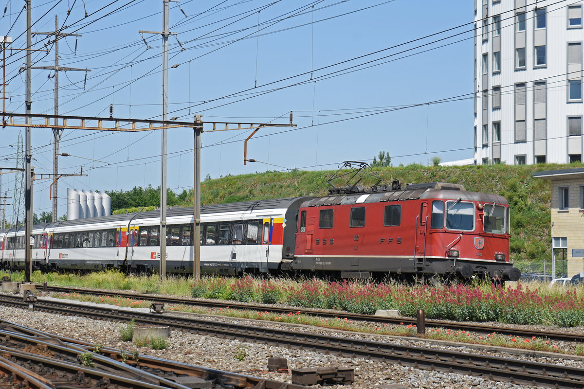 Re 4/4 II 11112 durchfährt den Bahnhof Pratteln. Die Aufnahme stammt vom 30.05.2018.