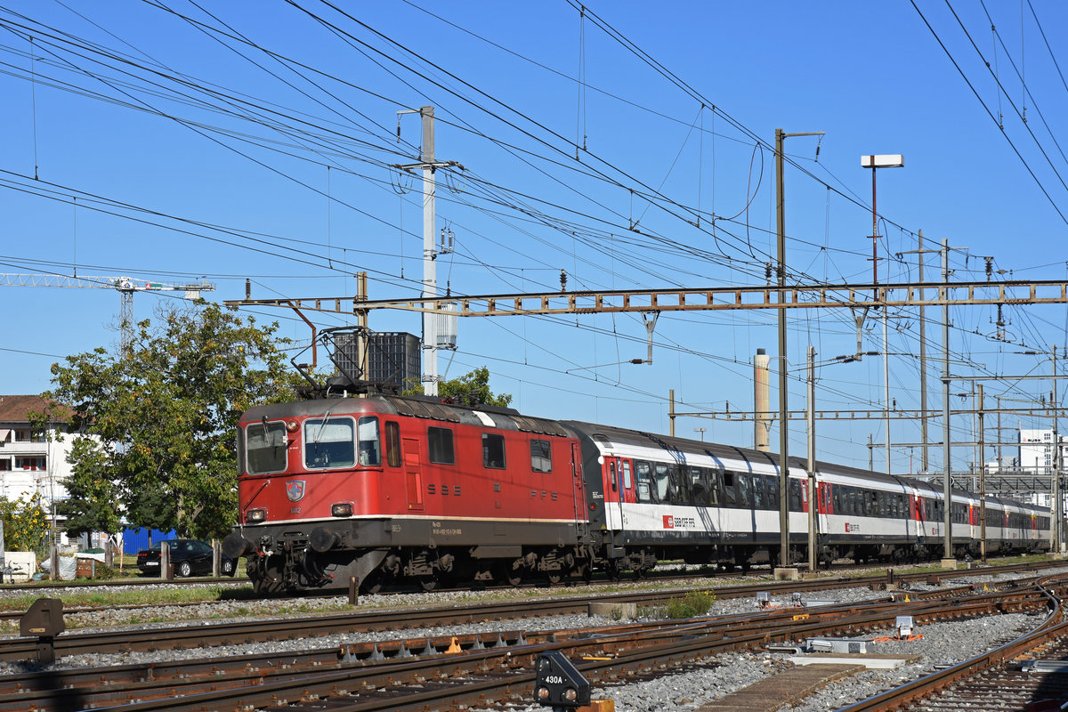Re 4/4 II 11112 durchfährt den Bahnhof Pratteln. Die Aufnahme stammt vom 13.09.2019.