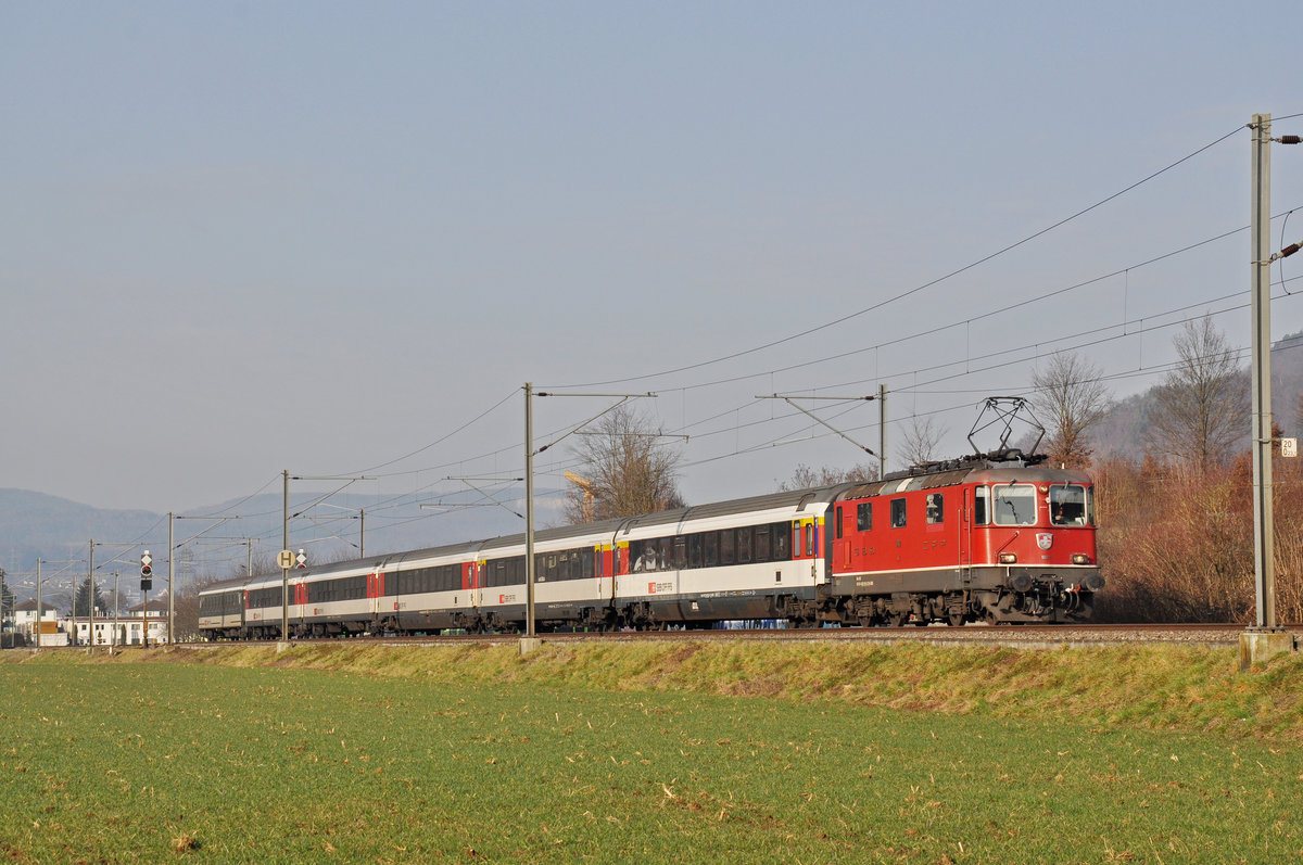 Re 4/4 II 11112 fährt Richtung Bahnhof Sissach. Die Aufnahme stammt vom 25.01.2020.