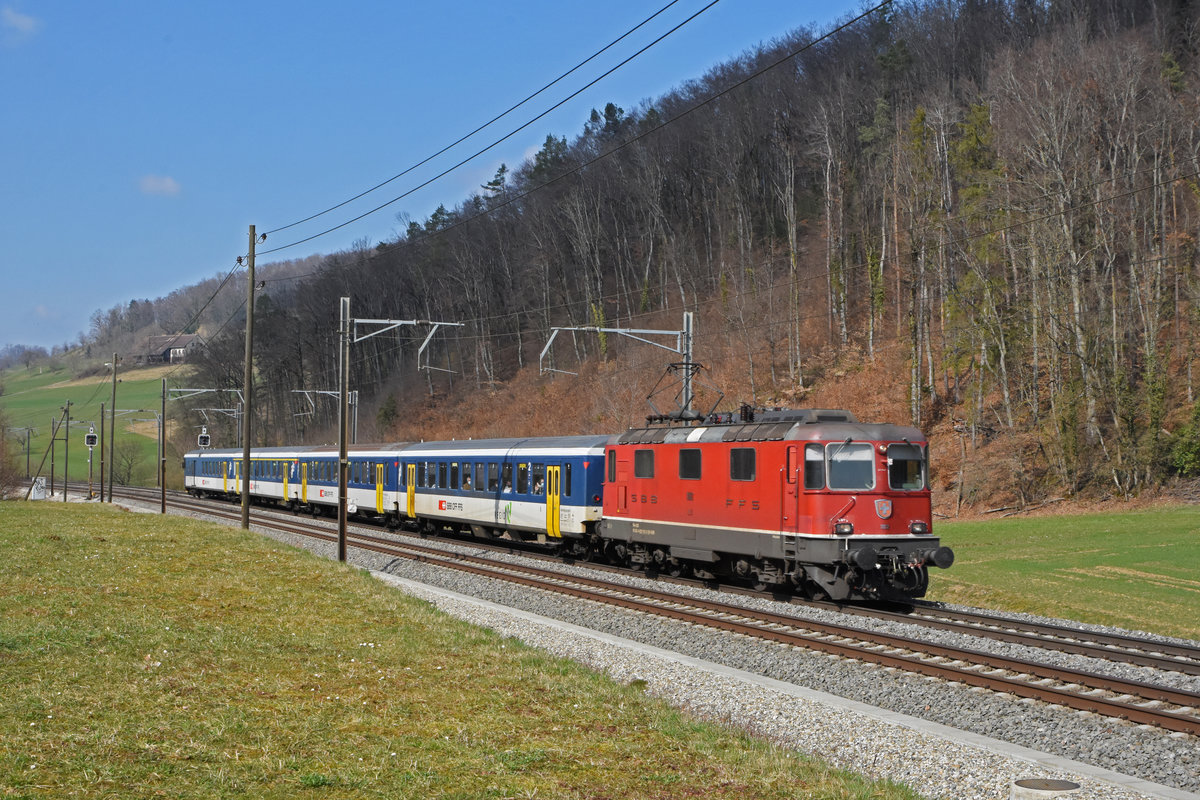 Re 4/4 II 11112 fährt Richtung Bahnhof Tecknau. Die Aufnahme stammt vom 08.03.2021.