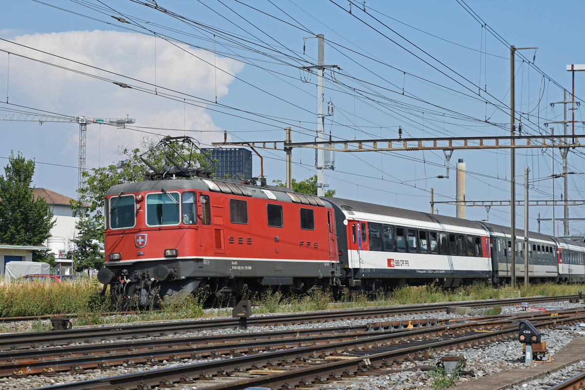 Re 4/4 II 11114 durchfährt den Bahnhof Pratteln. Die Aufnahme stammt vom 26.07.2019.
