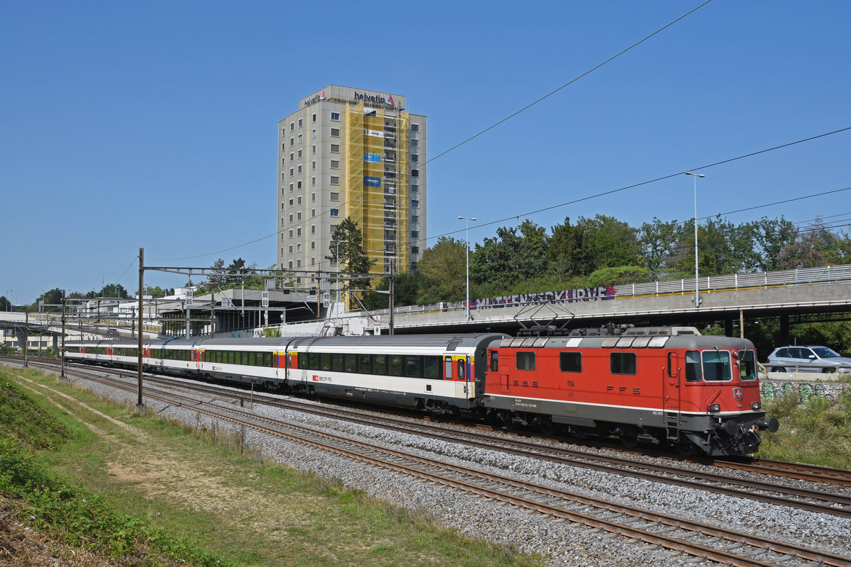 Re 4/4 II 11114 fährt Richtung Bahnhof Muttenz. Die Aufnahme stammt vom 31.08.2019.