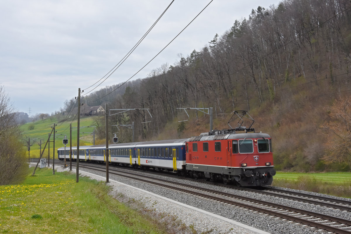 Re 4/4 II 11114 fährt Richtung Bahnhof Tecknau. Die Aufnahme stammt vom 19.04.2021.
