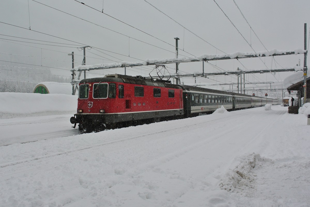 Re 4/4 II 11114 mit IR 2173 bei Einfahrt in Airolo, 07.02.2014.