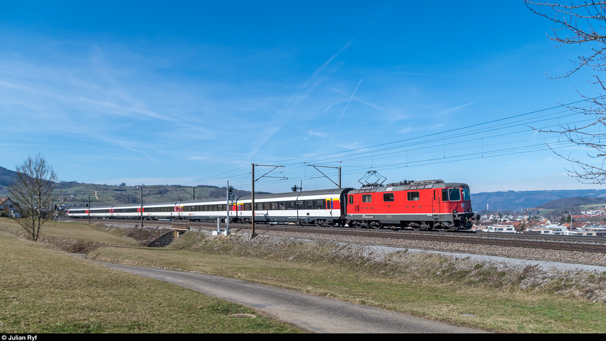 Re 4/4 II 11114 mit IR Basel SBB - Zürich HB am 25. Februar 2017 bei Frick.