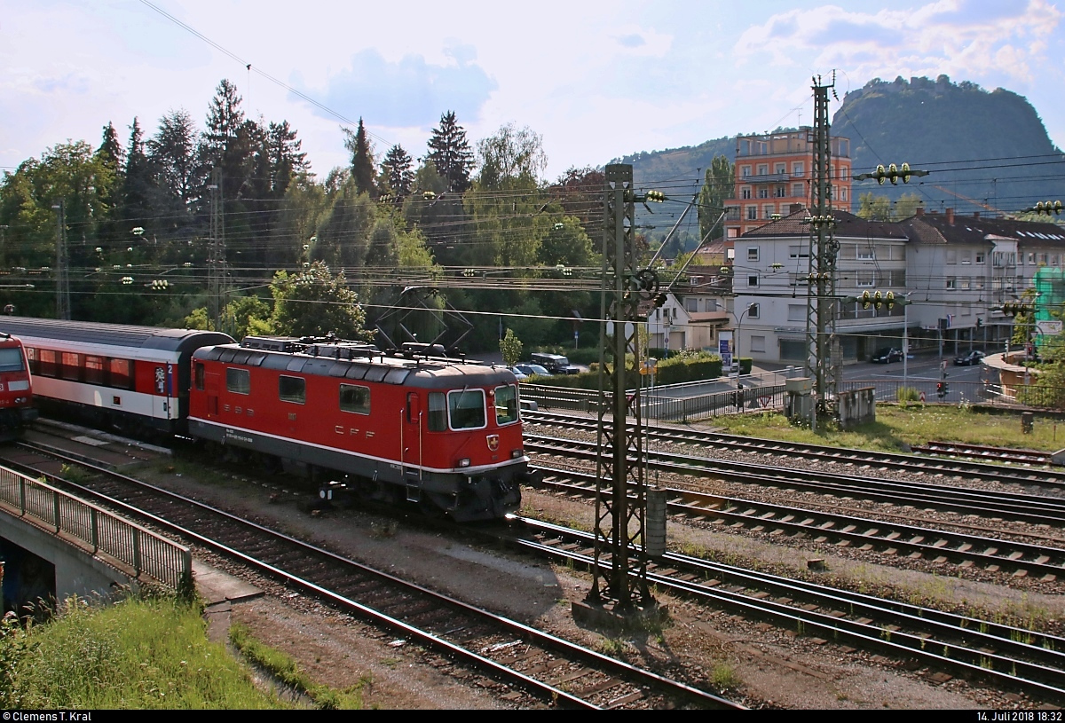 Re 4/4 II 11115 (420 115-8) SBB als IC 482 (Linie 87) von Zürich HB (CH) erreicht seinen Endbahnhof Singen(Hohentwiel) auf Gleis 5.
Aufgenommen im Gegenlicht vom Parkhaus in der Julius-Bührer-Straße.
Im Hintergrund ist der 686 m hohe Hohentwiel, der Hausberg Singens, zu erkennen.
[14.7.2018 | 18:32 Uhr]