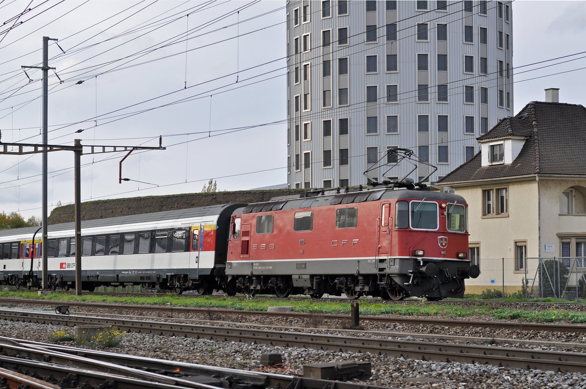 Re 4/4 II 11115 durchfährt den Bahnhof Pratteln. Die Aufnahme stammt vom 28.10.2017.