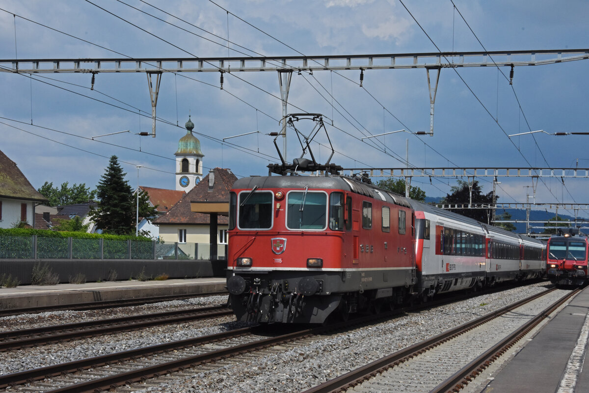 Re 4/4 II 11115 durchfährt den Bahnhof Rupperswil. Die Aufnahme stammt vom 17.07.2021.