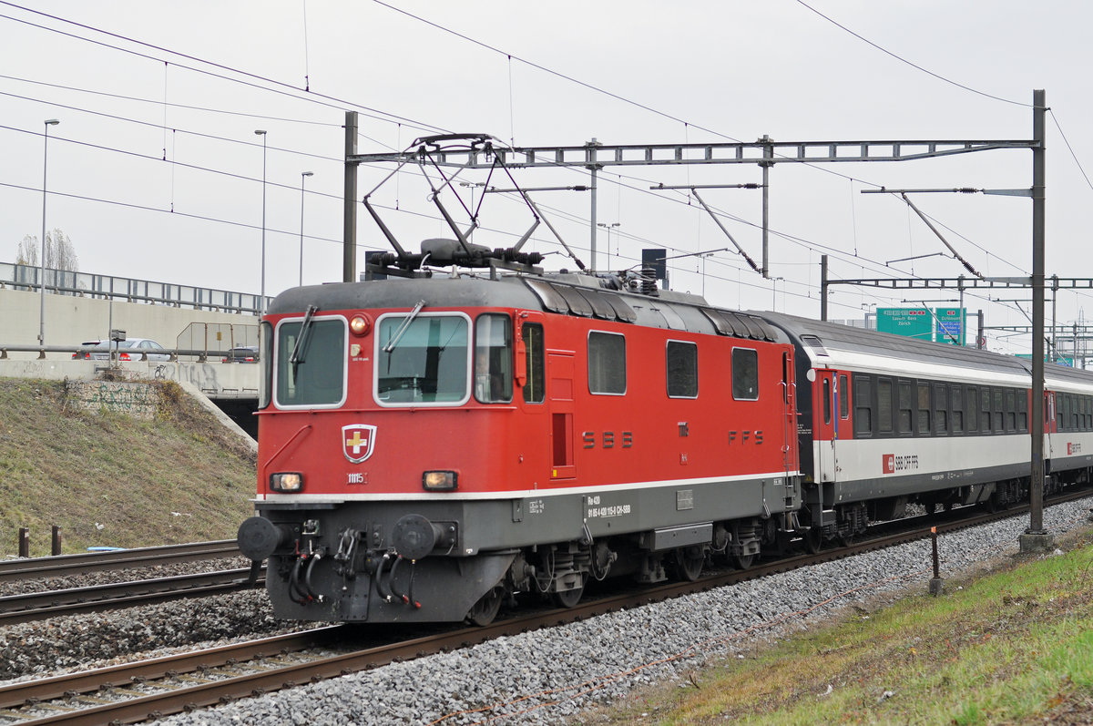 Re 4/4 II 11115 fährt Richtung Bahnhof SBB. Die Aufnahme stammt vom 16.11.2017.