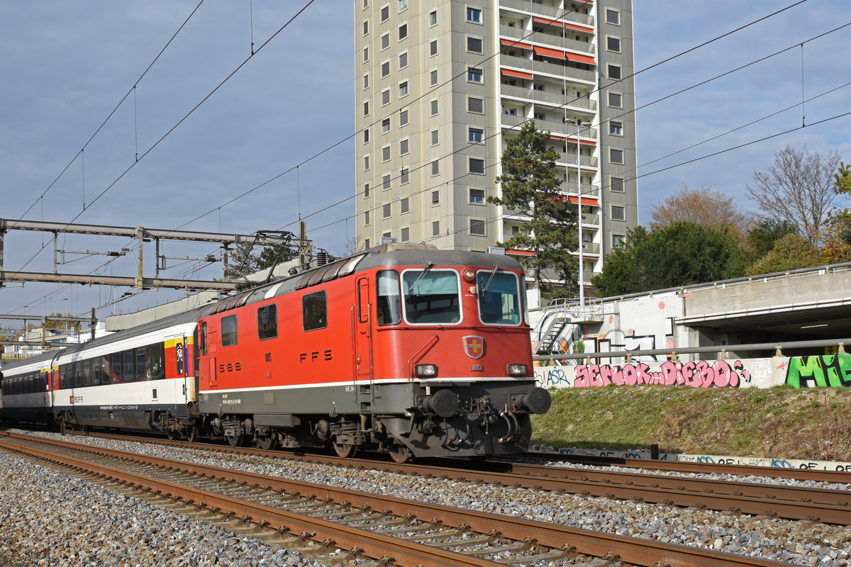 Re 4/4 II 11115 fährt Richtung Bahnhof Muttenz. Die Aufnahme stammt vom 11.11.2019.