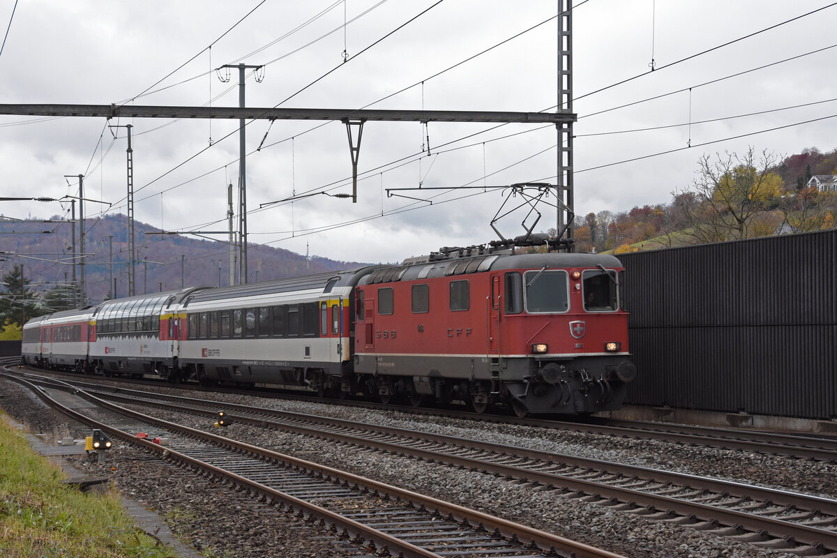 Re 4/4 II 11116 durchfährt den Bahnhof Gelterkinden. Die Aufnahme stammt vom 05.11.2021.